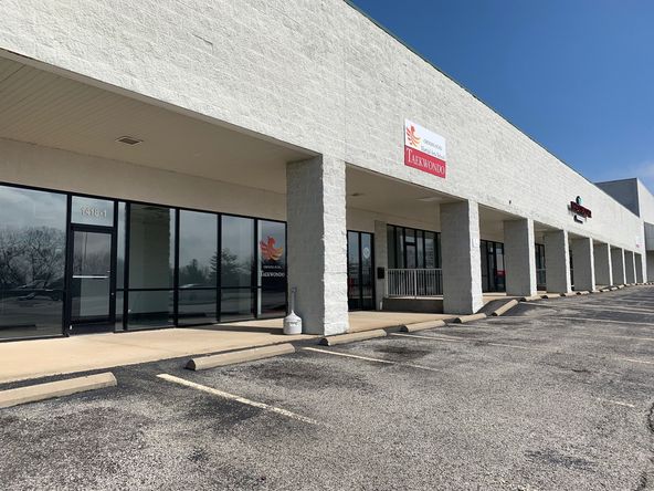 Blackiston Mill Rd Shopping Center: 1418 & 1420 Blackiston Mill Rd, Clarksville, IN 47129